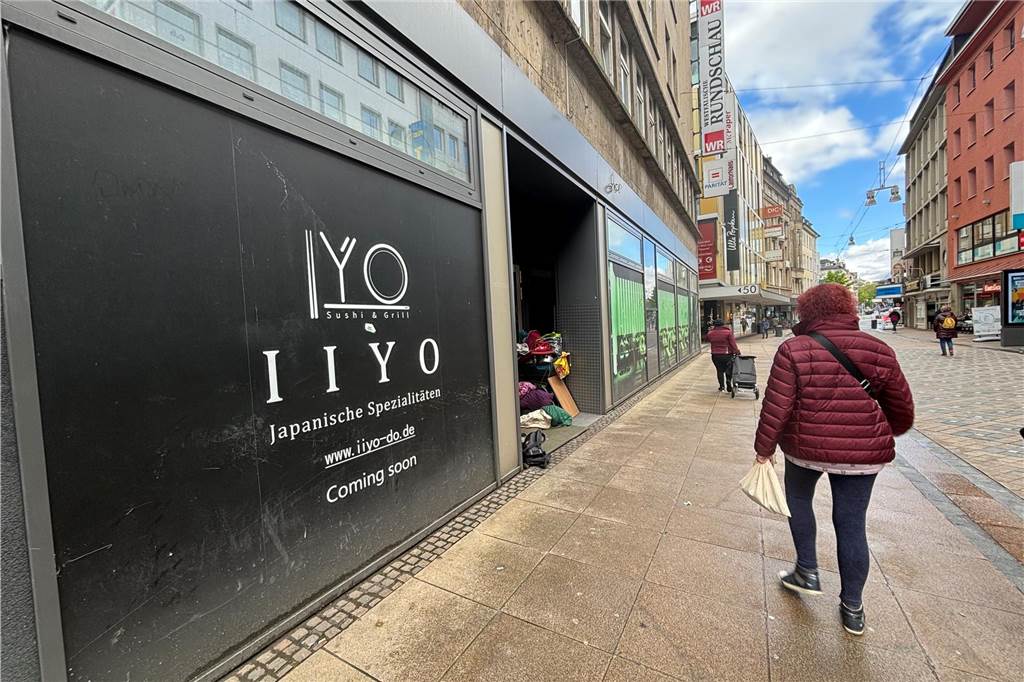 Die Sofort-Themen des Citymanagers: Toiletten, Leerstände, Aktionen Seit Jahren steht dieses Ladenlokal am Ostenhellweg in Dortmund leer. Das japanische Restaurant, das sich hier angekündigt, ist nie eingezogen und wird wohl auch nie kommen. Der Verfügungsfonds Anmietungen kann helfen, Ladenlokale wie dieses jetzt zu vermieten. Allerdings müssen Eigentümer mitspielen.