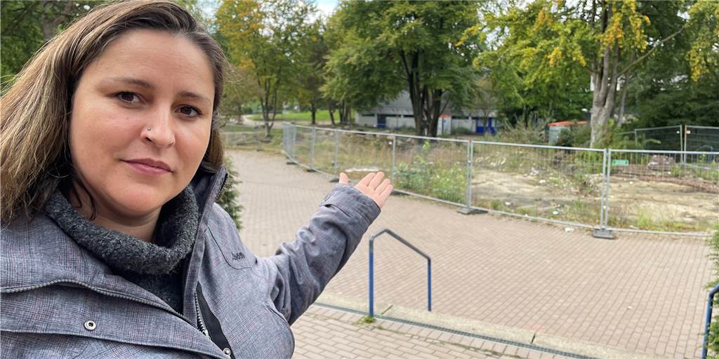 Dortmunder Elternvertreterin sauer: „Baustelle ist ein Schandfleck für die Schule“ Schulpflegschaftsvorsitzende Simone Putzig vor der Dauerbaustelle auf dem Schulhof der Heinrich-Böll-Gesamtschule in Lütgendortmund