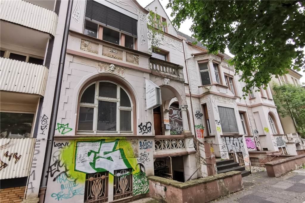 Fast 120 Jahre alte Gammel-Häuser nahe der Möllerbrücke werden abgerissen Seit Jahren verfällt dieser eigentlich sehr schöne Gebäudekomplex an der Alexanderstraße.