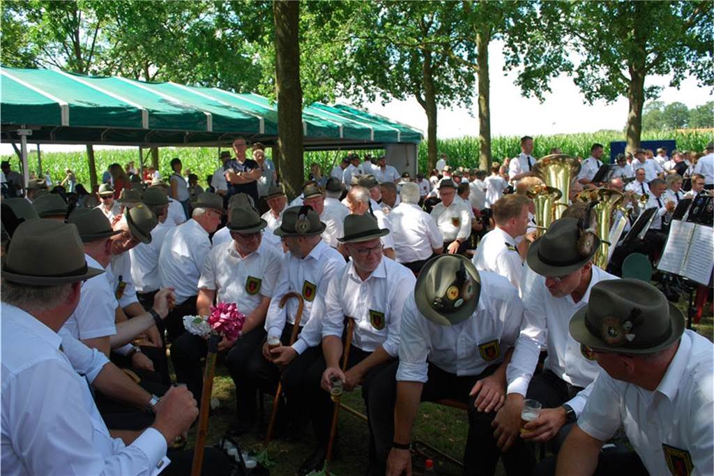 Bemerkenswerte Aktion der Bürgerschützen: „Junger Kopf sucht alten Hut“ Schützenfest in Nienborg