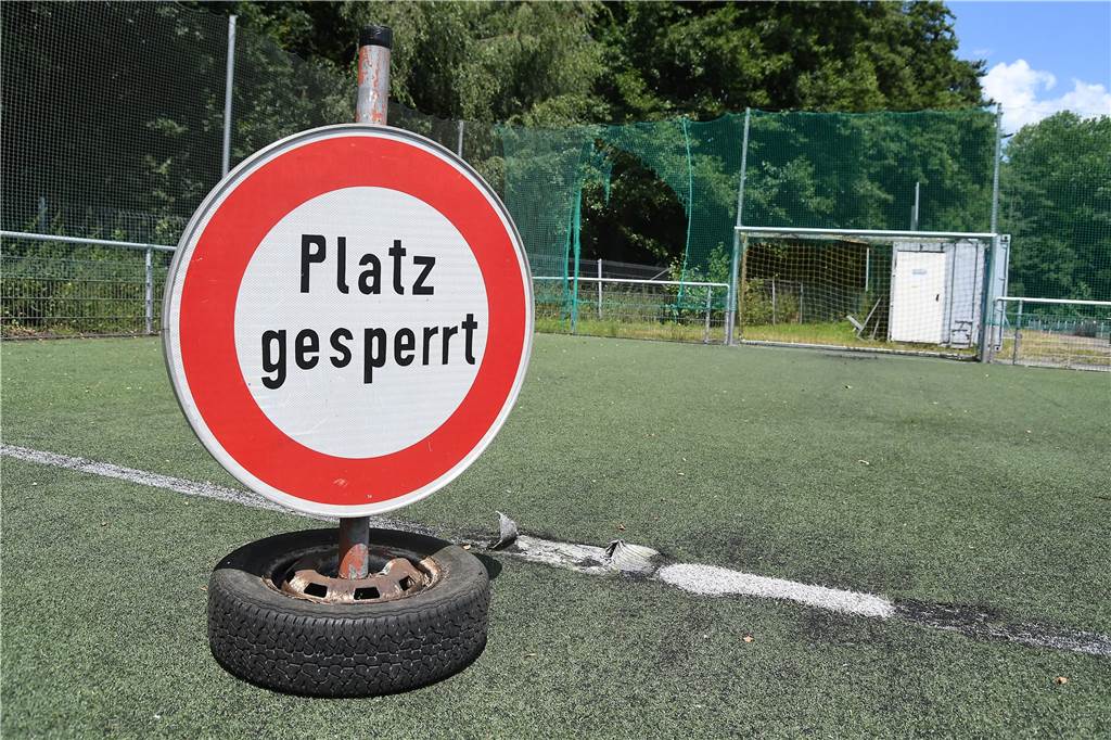 Rummenigge baut in Castrop-Rauxel einen Sportplatz Seit Juli 2022 ist das Kleinspielfeld an der Brandheide gesperrt. Der löcherige Kunstrasen ist zur Stolperfalle geworden.