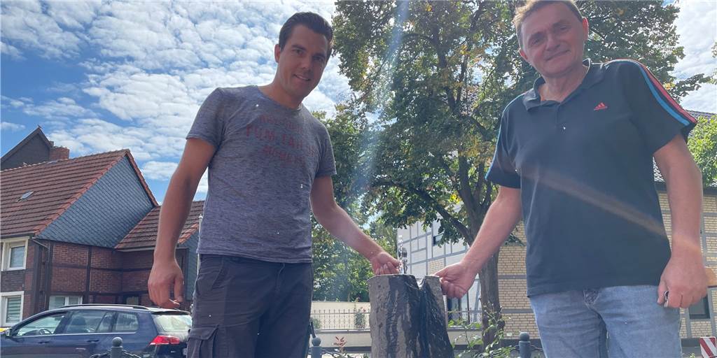 Kostenloses Trinkwasser in Südkirchen: Trinkbrunnen als Hitzevorsorge Seit Juli steht in Südkirchen ein öffentlich zugänglicher Trinkwasserbrunnen am Kirchplatz. Bauamtsleiter Manuel Lachmann (l.) und Bürgermeister Dietmar Bergmann sowie alle anderen Passanten können hier kostenlos Wasser trinken.