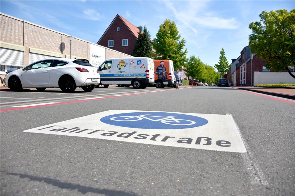 Anlieger frei: Fahrradstraße ist noch nicht in allen Köpfen angekommen Seit Juni 2022 ist die Schlossstraße als Fahrradstraße markiert. Sie ist ein Teil des Radverkehrskonzepts nach dem mehrere Fahrradrouten durch Ahaus und die Ortsteile geführt werden.