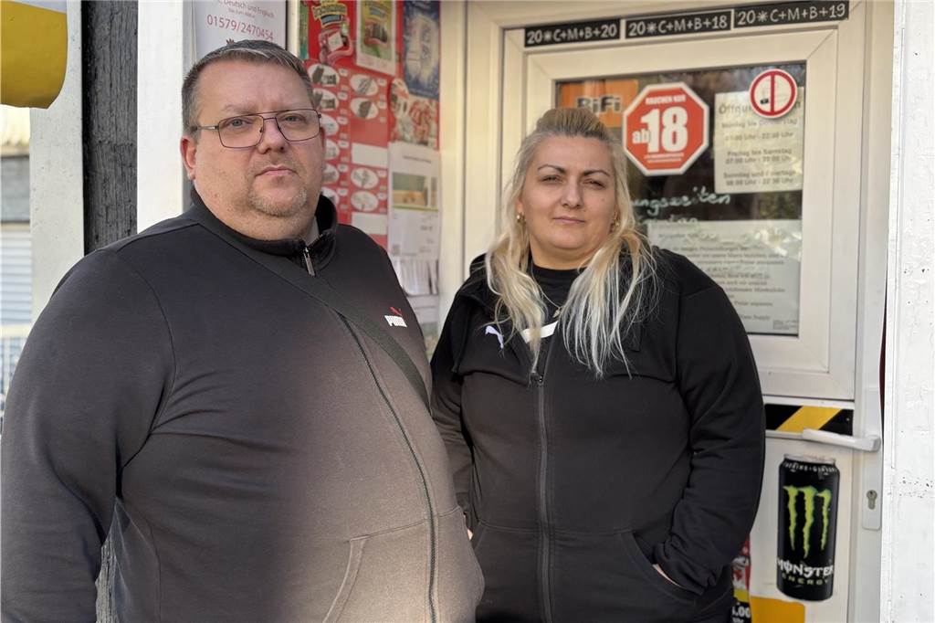 Kiosk-Überfall in Merklinde: Männer bedrohten Ute Wilke mit Messern Katarzyna und Olaf Supply.