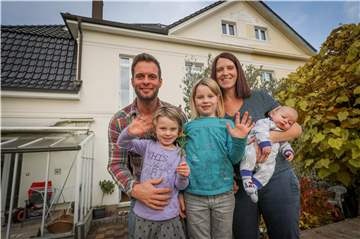 Seit knapp acht Monaten wohnen Thea Fuß und Daniel Nagler mit Anni (links) und Mirja in ihrem Haus in Dorstfeld. Janno (auf dem Arm) ist erst vor rund zehn Wochen dazugezogen.