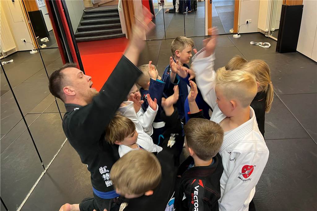 Mathias Denno und Kinder bei einer Übung