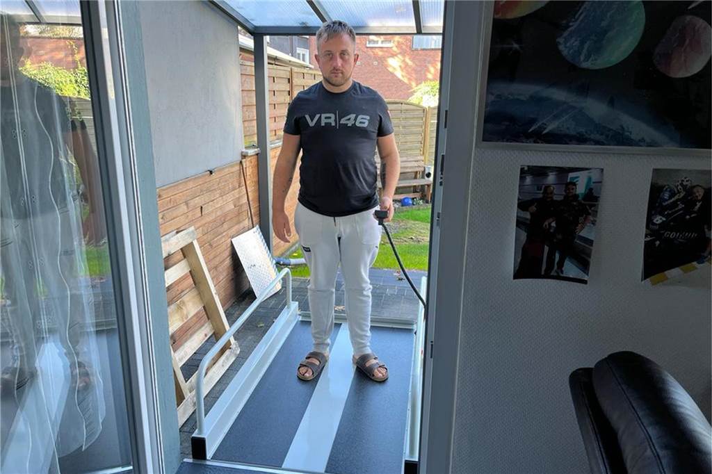 Seit Kurzem erleichtert eine Rampe den Transport des Rollstuhls auf die Terrasse. Marius Knößl demonstriert deren Funktion.