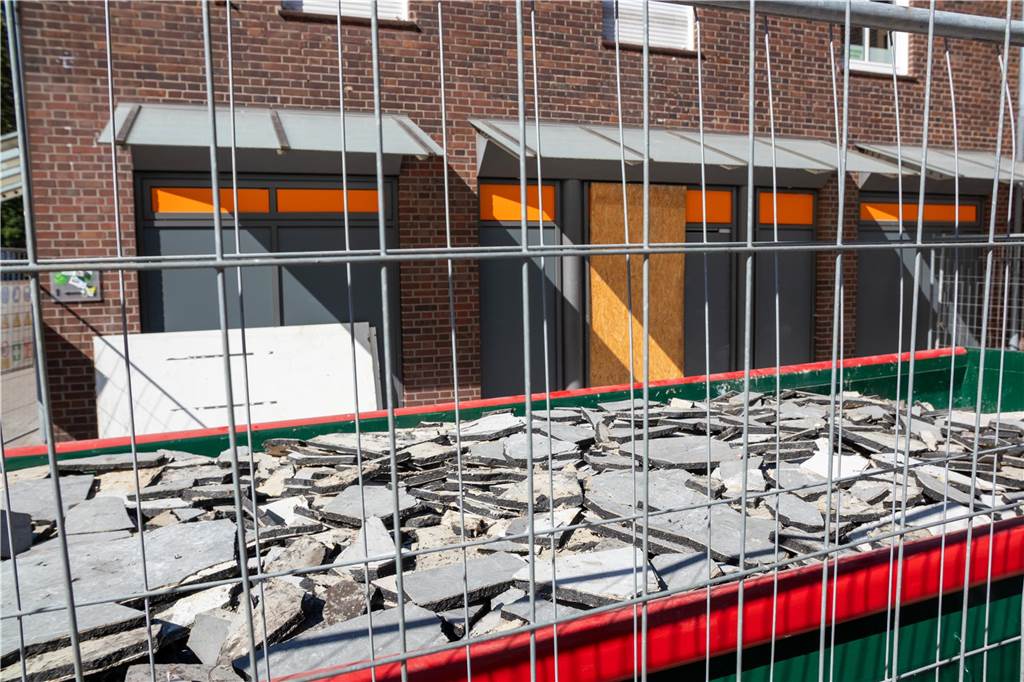 Café & Bar Celona kommt in die Innenstadt von Ahaus Ein voller Baucontainer steht vor der zukünftigen Filiale von "Café & Bar Celona" am Rathausplatz