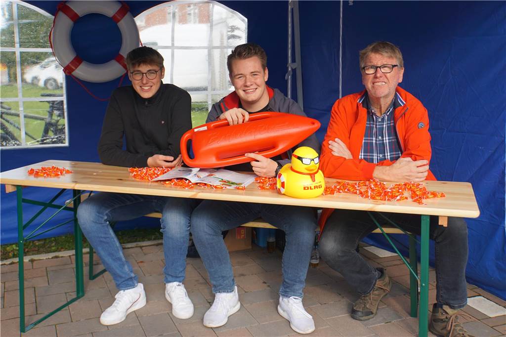 Seit langem mal wieder dabei war auch die DLRG. „Wir möchten unseren Verein und unsere Jugend hier vorstellen", erzählte Jürgen Neuhaus (r.), Leiter für den Einsatz