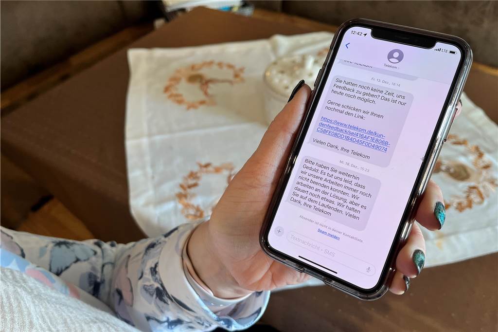 Kein Telefon, kein Internet: Festnetzausfall sorgt für Frust Ursula Feldmanns Schwiegertochter zeigt das Handy, auf dem eine Nachricht der Telekom zu lesen ist.