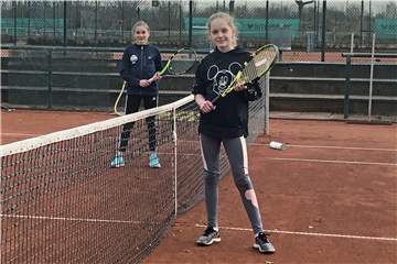 Seit Montag wird beim TC GW Ahaus wieder Tennis gespielt. Zu den ersten auf den Plätzen zählten Marlene Rosen (l.) und Helena Börsting.
