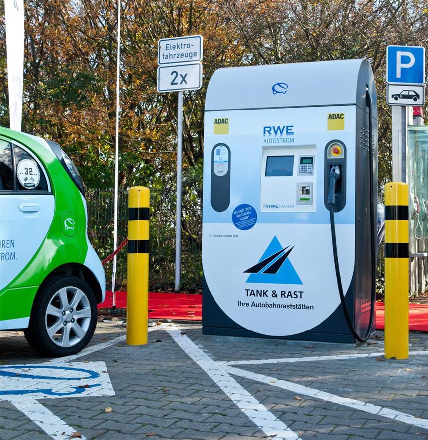 Elektro-Tankstelle an der A1 läuft gut an Seit November können Fahrer eines Elektroautos ihren Wagen in nur 30 Minuten und kostenlos an der Raststelle Lichtendorf-Süd aufladen.