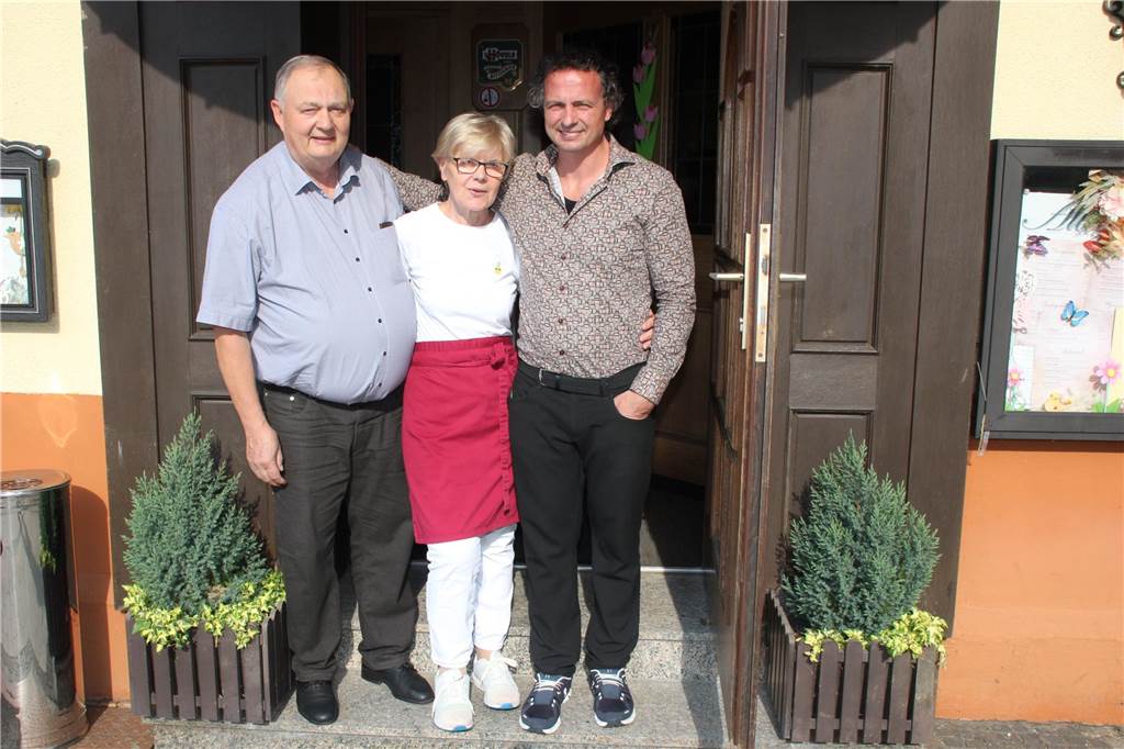 Seit nunmehr 50 Jahren lenken (v.l.) Josef "Joschi", Pauli und Björn Allegro die Geschicke im Brambauer Traditionsrestaurant "Allegro".