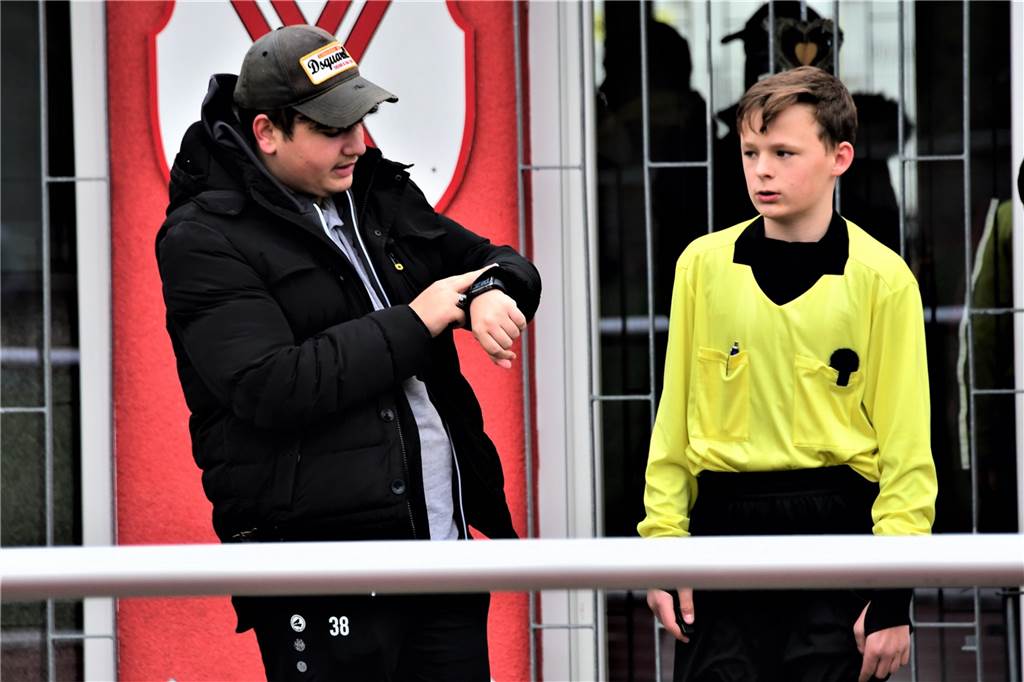 Seit Oktober ist der erst 15-jährige Castrop-Rauxeler Gianluca Mücke (Arminia Ickern) Schiedsrichter.