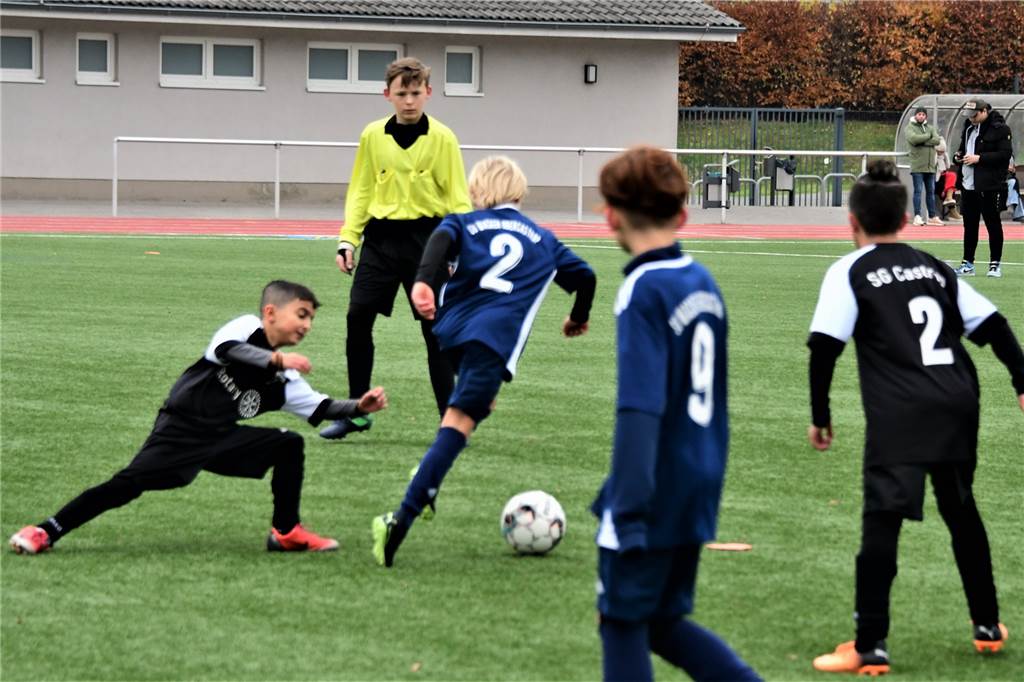 Mit vielen Fotos und im Video: 15-jähriger Schiedsrichter ist auf Erkundungstour Seit Oktober ist der erst 15-jährige Castrop-Rauxeler Gianluca Mücke (Arminia Ickern) Schiedsrichter.
