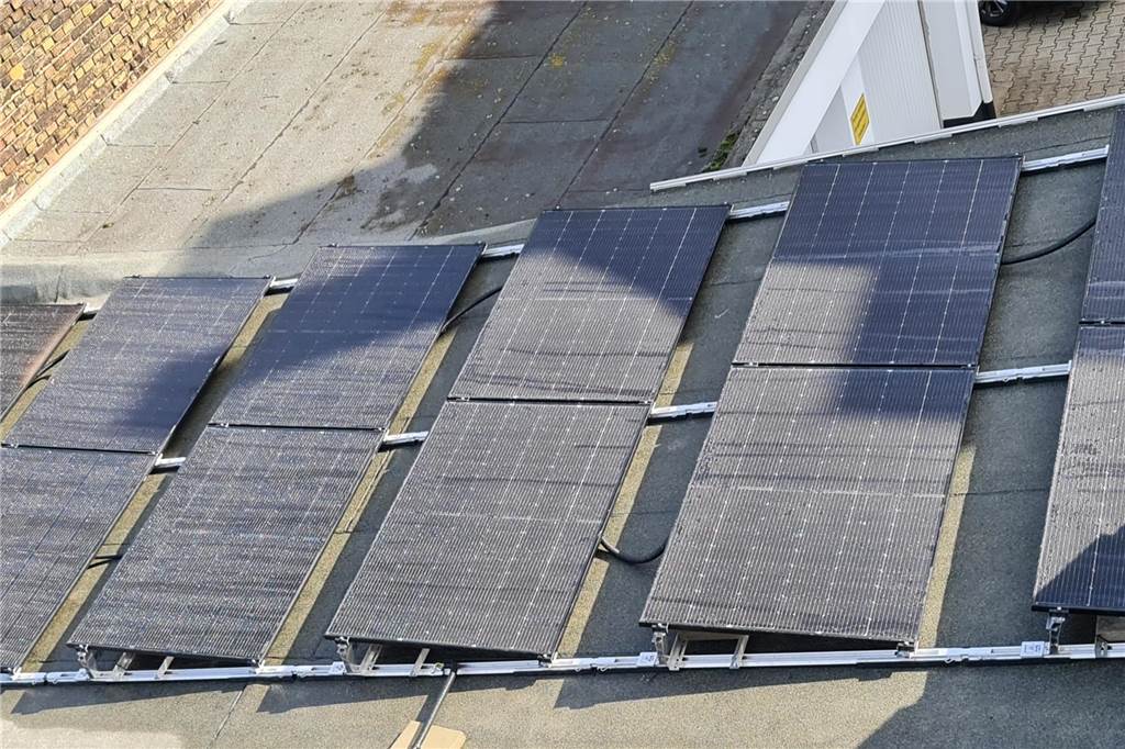 Kein Anschluss ein Jahr nach Kauf: Uwe Hoffmann verzweifelt an Solaranlage Zu sehen ist das Garagendach mit den istallierten Solarmodulen.