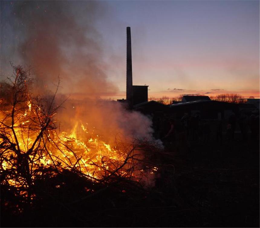 Seit rund 35 Jahren brennen die Steinkampsiedler ihr Holz auf dem Grevinghof ab. Auch in diesem Jahr war das Osterfeuer mit rund 300 Leuten gut besucht.