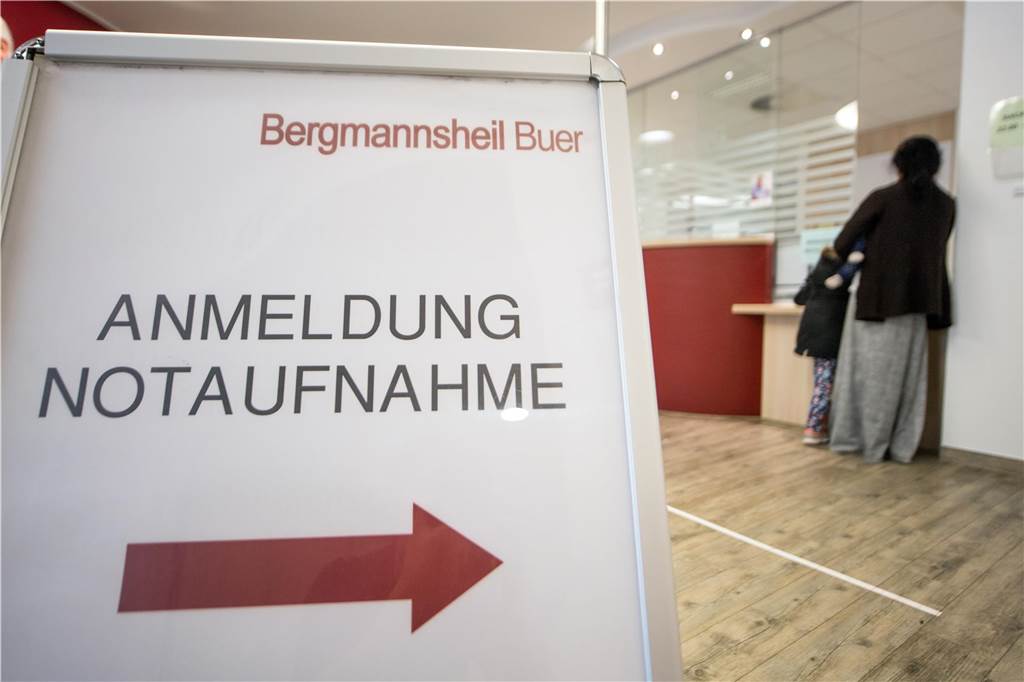 Autounfall von Dortmunder Dogan A.: Schwere Vorwürfe vom Bruder - Staatsanwaltschaft hat Kenntnis Ein Schild mit den Wörtern "Anmeldung Notaufnahme" steht im Krankenhaus Bergmannsheil in Gelsenkirchen-Buer.