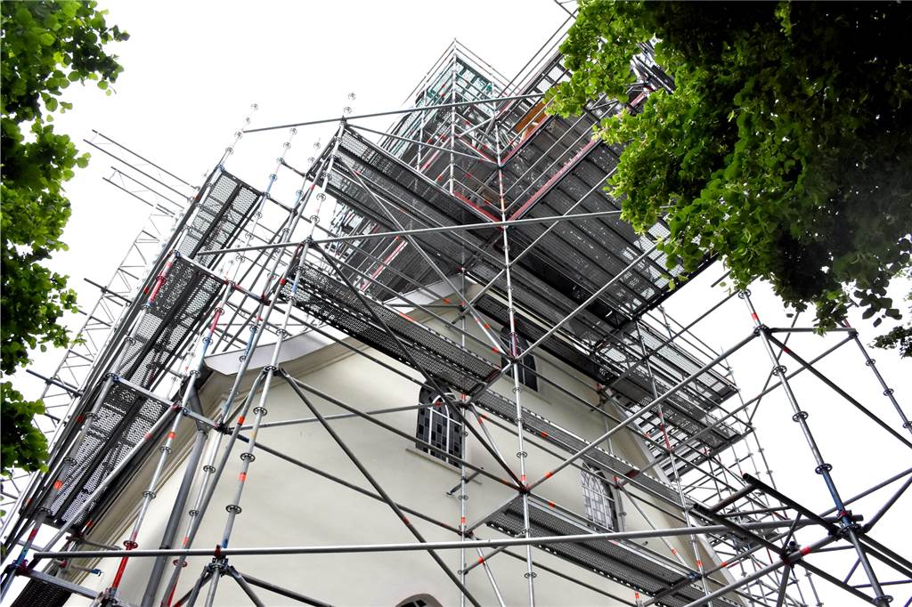 Coronavirus: Arbeiten am Turm der Johanneskirche ziehen sich noch hin Seit Sommer 2019 steht das Gerüst an der Johanneskirche. Eigentlich sollte die Renovierung Ende April abgeschlossen sein. Dann kam das Coronavirus und durchkreuzte die Pläne.