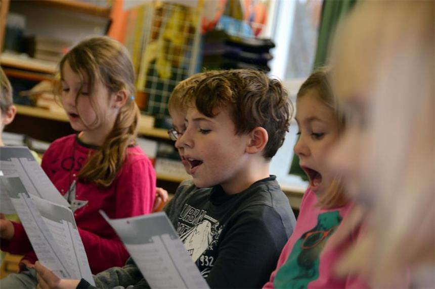 Seit Sommer gibt es zwei neue Kinderchöre in der Schlossgemeinde, einen in Nordkirchen und einen in Südkirchen. Bei der Probe in Nordkirchen übte Kantor Tobias Leschke mit den Kindern einige weihnachtliche Lieder ein.
