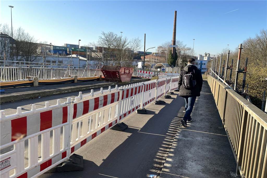Brückensanierung an der Franz-Schlüter-Straße dauert halbes Jahr länger Seit über einem Jahr ist die Franz-Schlüter-Straße wegen der Brückenarbeiten für den motorisierten Verkehr gesperrt. Die Vollsperrung gilt nicht für Fußgänger und Radfahrer.
