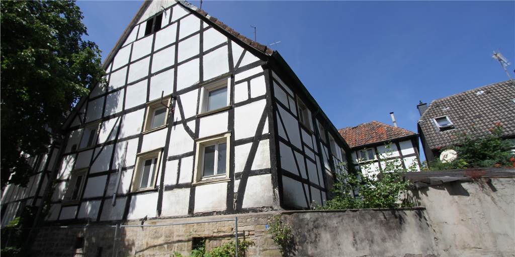 Schrott-Haus: 40.000 Euro geboten und dann nie etwas gezahlt – eine Enteignung ist kaum möglich Seit über zehn Jahren steht das Haus, dessen Rückseite an den Westhofener Marktplatz grenzt, leer.