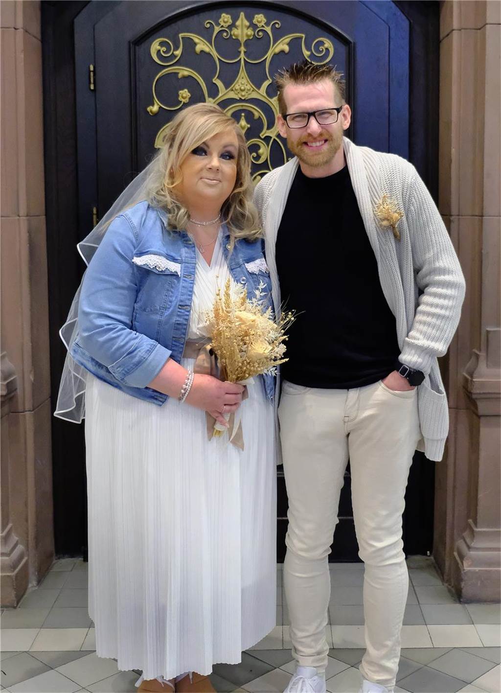 Die Eheleute Katrin Weise und Daniel Apffelstaedt nach ihrer Trauung im Rathaus Recklinghausen