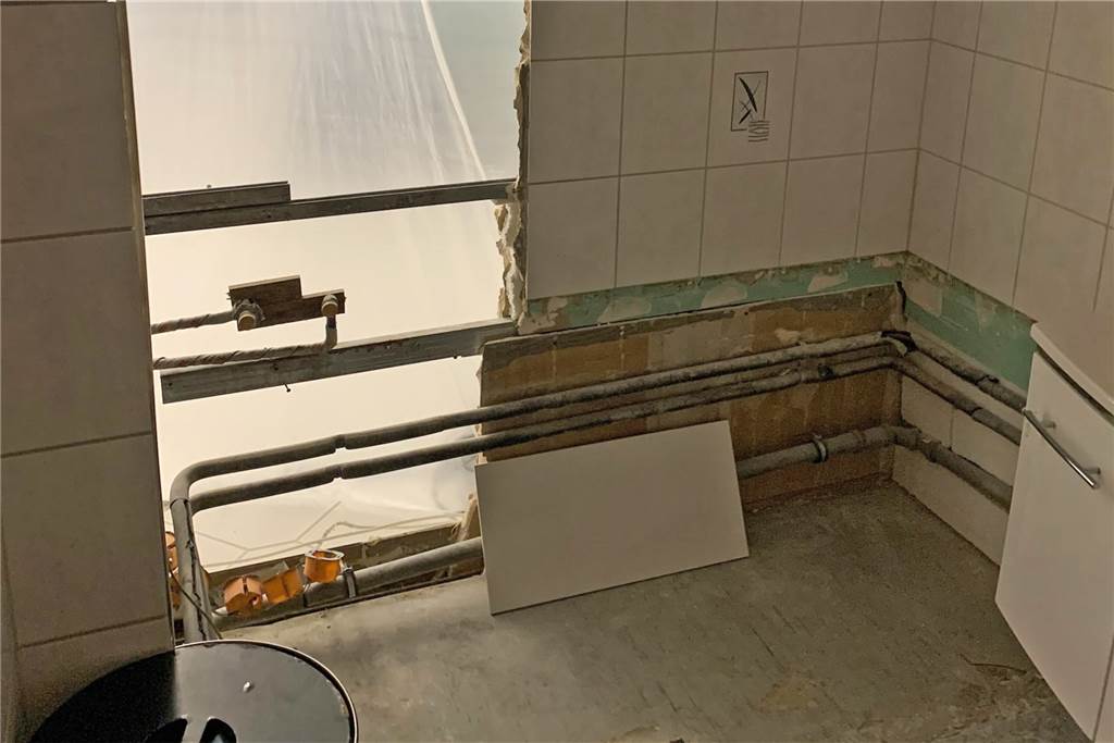 Private Wohnungseigentümer stehen Investor-Mehrheit hilflos gegenüber Seit vier Monaten ist das Bad eines Eigentümers durch einen Wasserschaden in der darüber liegenden Etage eine Baustelle. Er duscht seitdem bei seinem Sohn.
