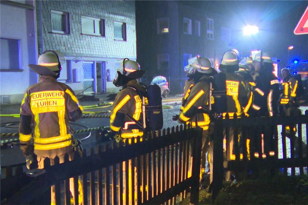Schwerer Brand in Lünen: Vier Verletzte - Auch Katze gerettet - Straße gesperrt Seit vier Uhr am Montagmorgen ist die Feuerwehr bei einem schweren Brand in Niederaden im Einsatz. Vier Menschen sind verletzt.