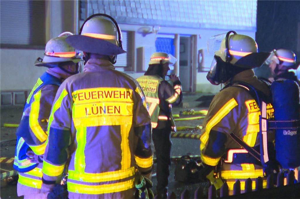 Seit vier Uhr am Montagmorgen ist die Feuerwehr bei einem schweren Brand in Niederaden im Einsatz. Vier Menschen sind verletzt.
