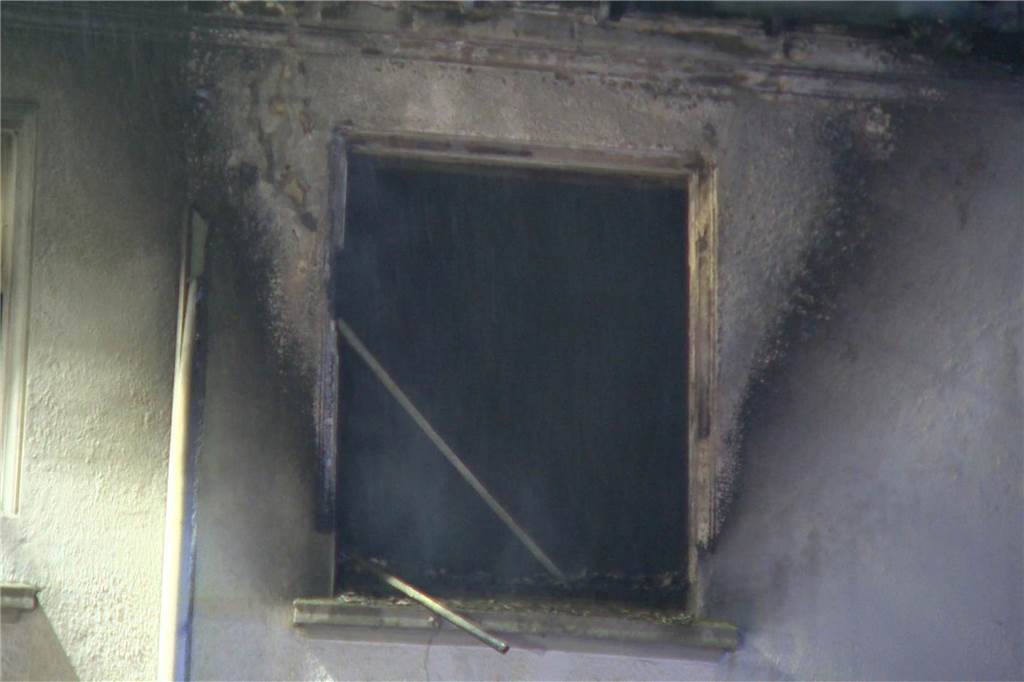 Seit vier Uhr am Montagmorgen ist die Feuerwehr bei einem schweren Brand in Niederaden im Einsatz. Vier Menschen sind verletzt.