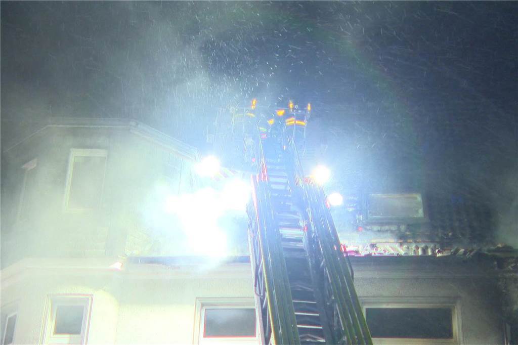 Seit vier Uhr am Montagmorgen ist die Feuerwehr bei einem schweren Brand in Niederaden im Einsatz. Vier Menschen sind verletzt.