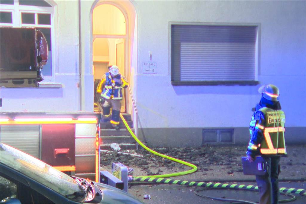 Seit vier Uhr am Montagmorgen ist die Feuerwehr bei einem schweren Brand in Niederaden im Einsatz. Vier Menschen sind verletzt.