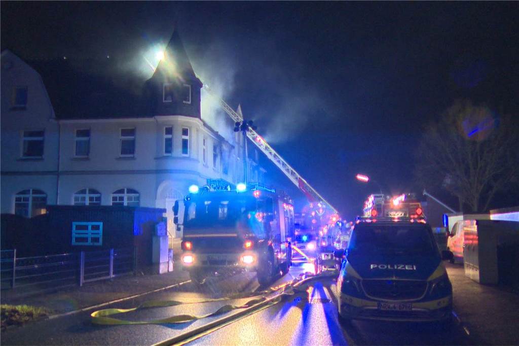 Seit vier Uhr am Montagmorgen ist die Feuerwehr bei einem schweren Brand in Niederaden im Einsatz. Vier Menschen sind verletzt.