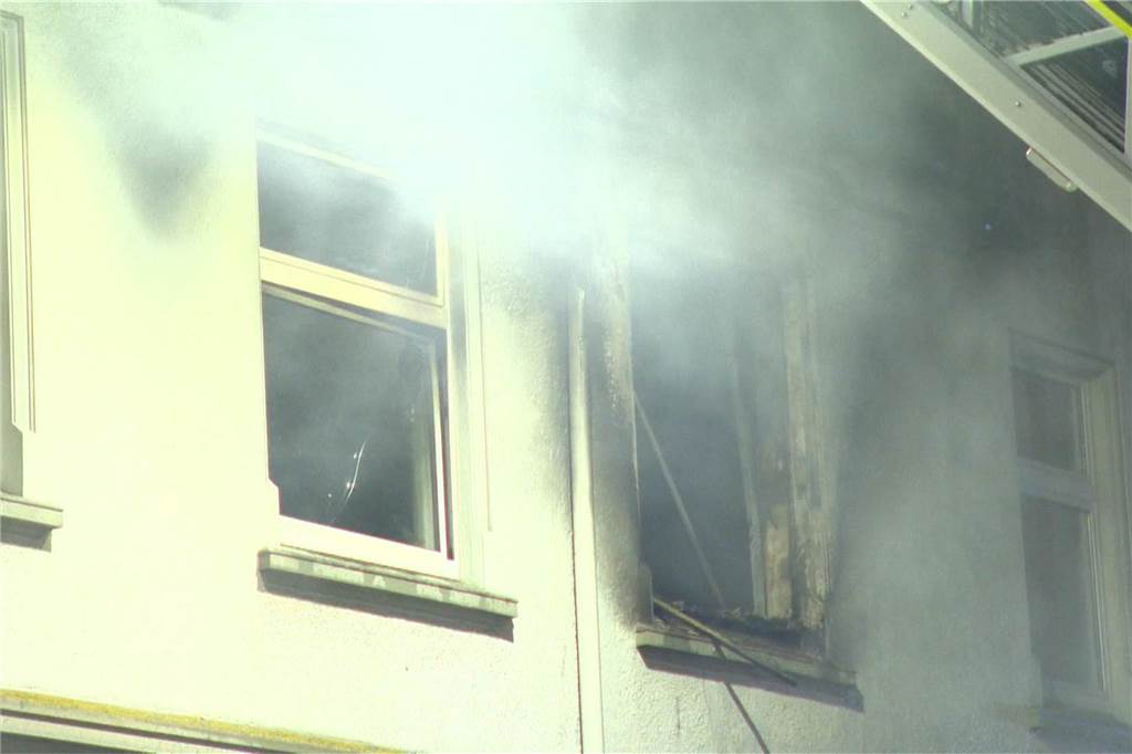 Seit vier Uhr am Montagmorgen ist die Feuerwehr bei einem schweren Brand in Niederaden im Einsatz. Vier Menschen sind verletzt.