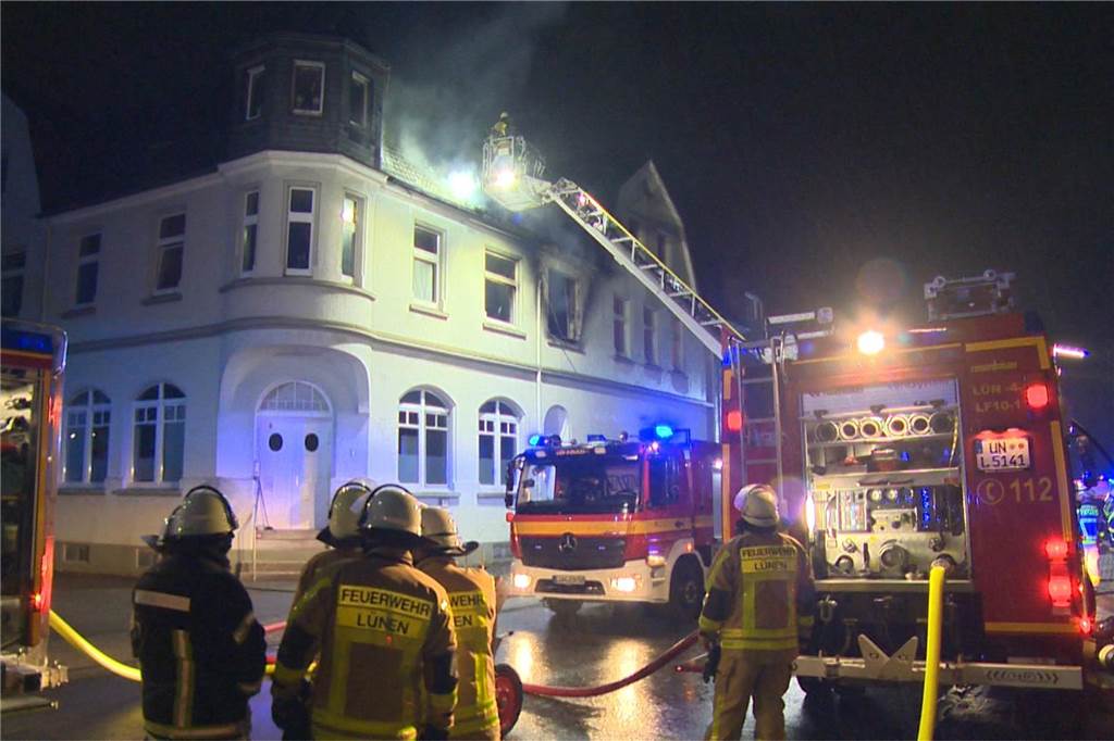 Seit vier Uhr am Montagmorgen ist die Feuerwehr bei einem schweren Brand in Niederaden im Einsatz. Vier Menschen sind verletzt.