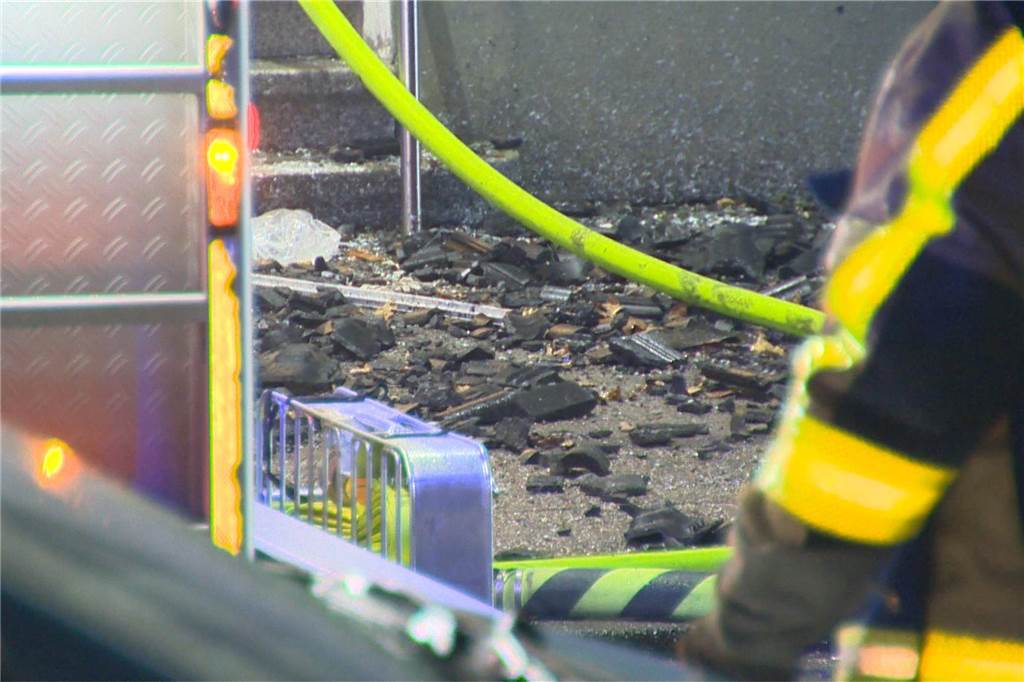Seit vier Uhr am Montagmorgen ist die Feuerwehr bei einem schweren Brand in Niederaden im Einsatz. Vier Menschen sind verletzt.
