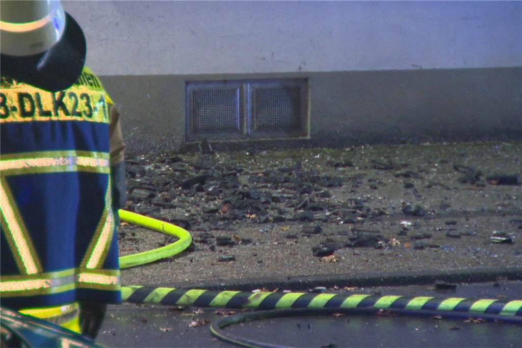 Seit vier Uhr am Montagmorgen ist die Feuerwehr bei einem schweren Brand in Niederaden im Einsatz. Vier Menschen sind verletzt.