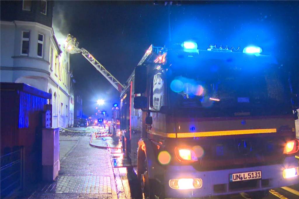 Seit vier Uhr am Montagmorgen ist die Feuerwehr bei einem schweren Brand in Niederaden im Einsatz. Vier Menschen sind verletzt.