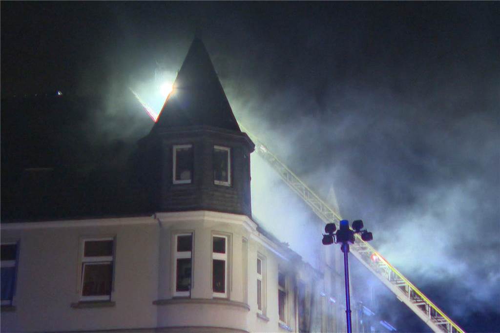 Seit vier Uhr am Montagmorgen ist die Feuerwehr bei einem schweren Brand in Niederaden im Einsatz. Vier Menschen sind verletzt.