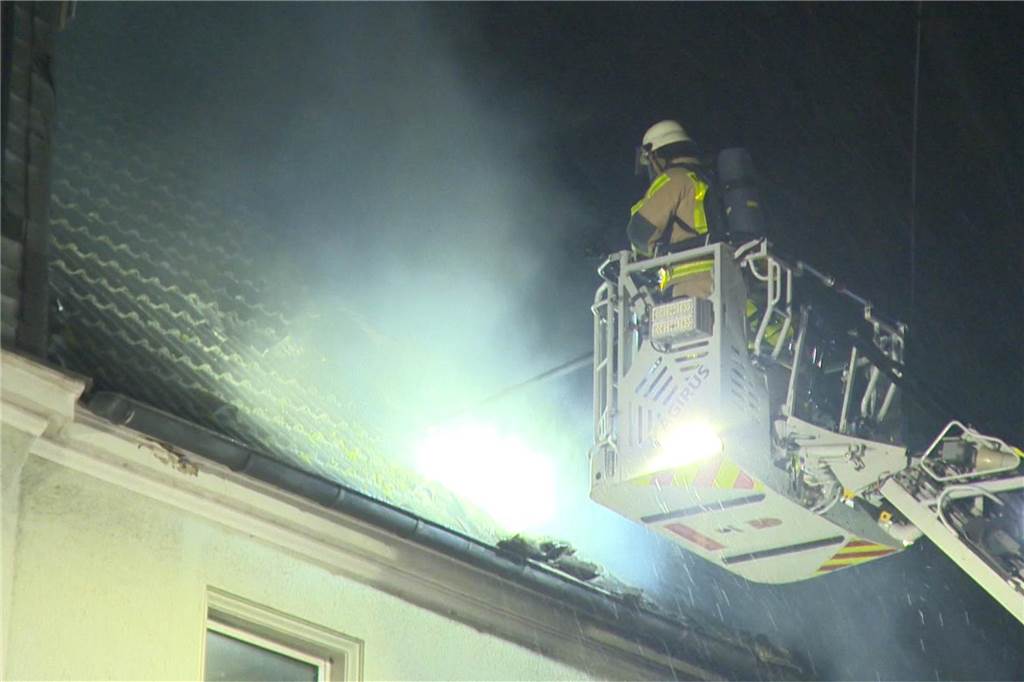 Seit vier Uhr am Montagmorgen ist die Feuerwehr bei einem schweren Brand in Niederaden im Einsatz. Vier Menschen sind verletzt.