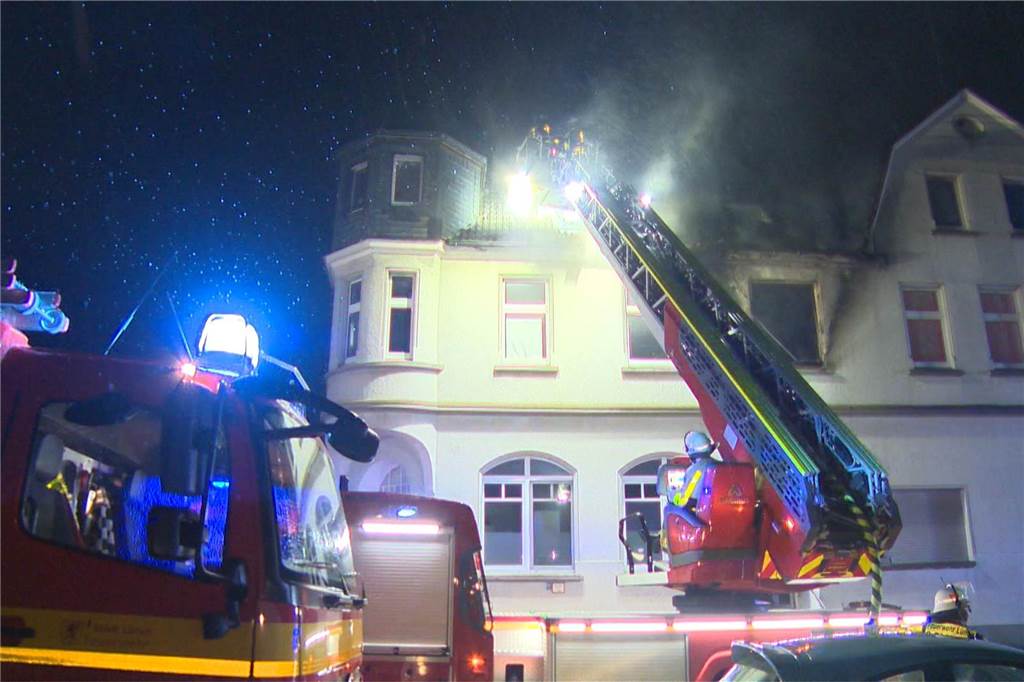 Seit vier Uhr am Montagmorgen ist die Feuerwehr bei einem schweren Brand in Niederaden im Einsatz. Vier Menschen sind verletzt.