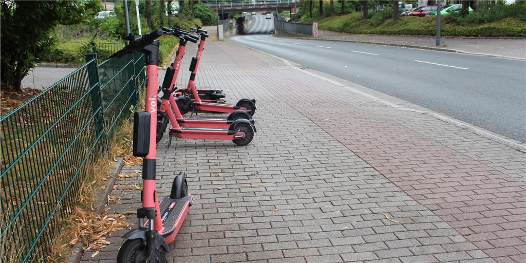 Plötzlich stehen in einem Dortmunder Stadtteil überall E-Scooter herum Seit wenigen Wochen prägen die Roller von Voi das Straßenbild von Huckarde. Laut Unternehmenssprecher war das so nicht gewollt.