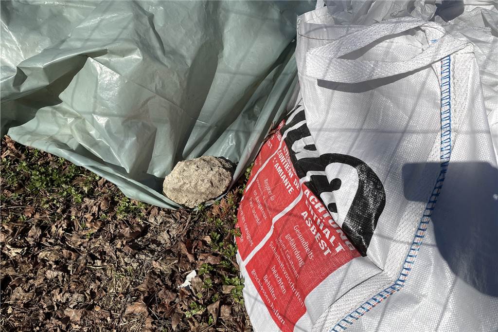 Asbest-Säcke machen Dortmunder Anwohnern Angst: „Wie lange hält die Folie?“ Seit Wochen lagern die Säcke mit der Aufschrift "Achtung, enthält Asbest" auf der Dortmunder Baustelle. Dieses Foto wurde im März 2022 gemacht. Der Abriss begann bereits Ende 2021.