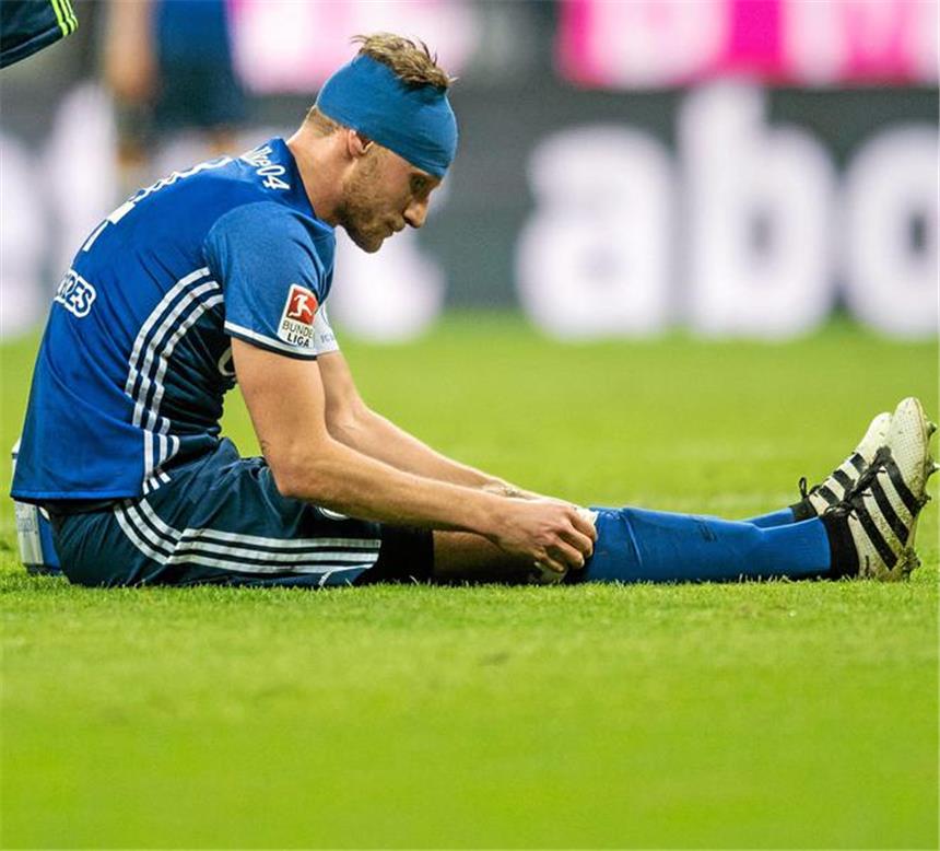 Seit Wochen plagt sich Benedikt Höwedes mit Leistenproblemen herum, eine Operation nach der Saison ist unumgänglich. Der S04-Kapitän beißt aber auf die Zähne und steht Woche für Woche auf dem Platz.