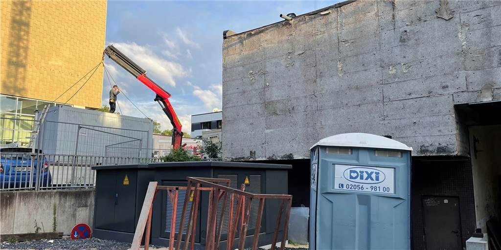 Auf der Kaufhaus-Baustelle werden Baucontainer abgeholt.