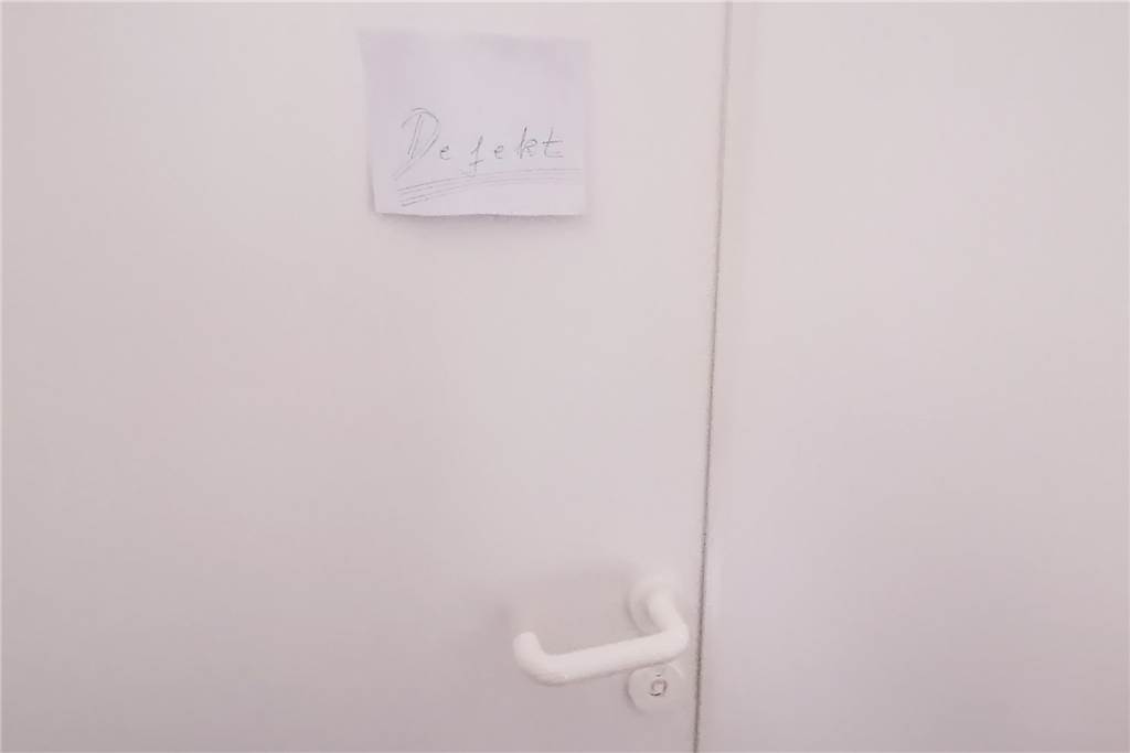 Hausmeisterproblem an Gilden-Grundschule: Eltern schreiben an den OB Die Tür zur Lehrertoilette mit einem Schild, auf dem "Defekt" steht.