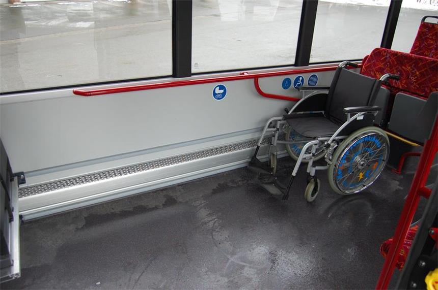 Mehr Platz in Bussen für Rollstühle und Rollatoren Seit zwei Jahren bieten Busse mehr Abstellfläche für Rollatoren, Rollstühle oder Kinderwagen. Genau 2,90 Meter in der Länge.