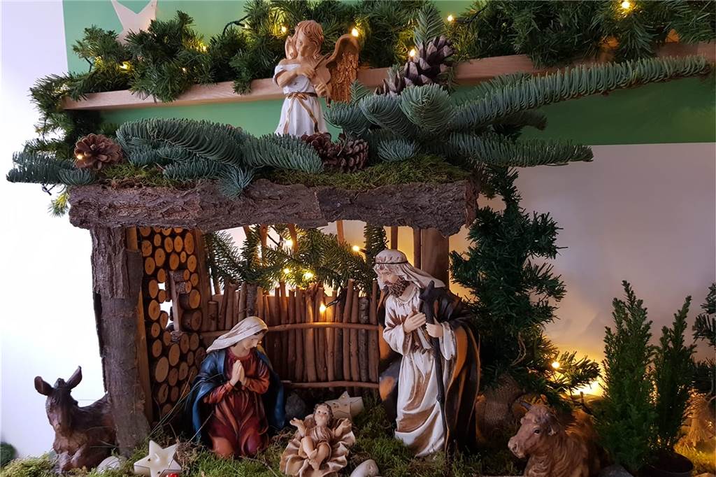 Leser präsentieren ihre schönsten Krippen – und erzählen ihre Geschichte Seit zwei Jahren steht diese Krippe bei Familie Lukas in Südlohn. Die Figuren sind ausgeliehen. Dazu haben wir selbst eine Krippe gebaut“, erzählt Britta Lukas über ihre Krippe.