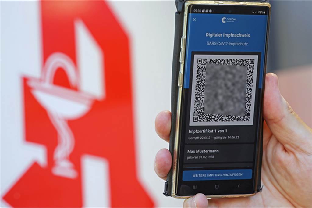 Dreister Corona-Impfpass-Fälscher fliegt in der Burg-Apotheke auf Seitdem Apotheken digitale Impfzertifikate ausstellen, versuchen Betrüger diese mit gefälschten Impfausweisen zu ergaunern. Das Bundeskriminalamt hat davor Mitte 2021 ausdrücklich gewarnt.